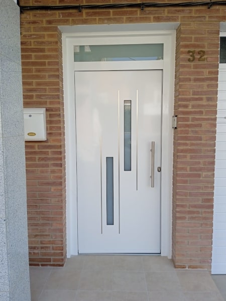 Instalamos puertas de aluminio interiores y exteriores para portales